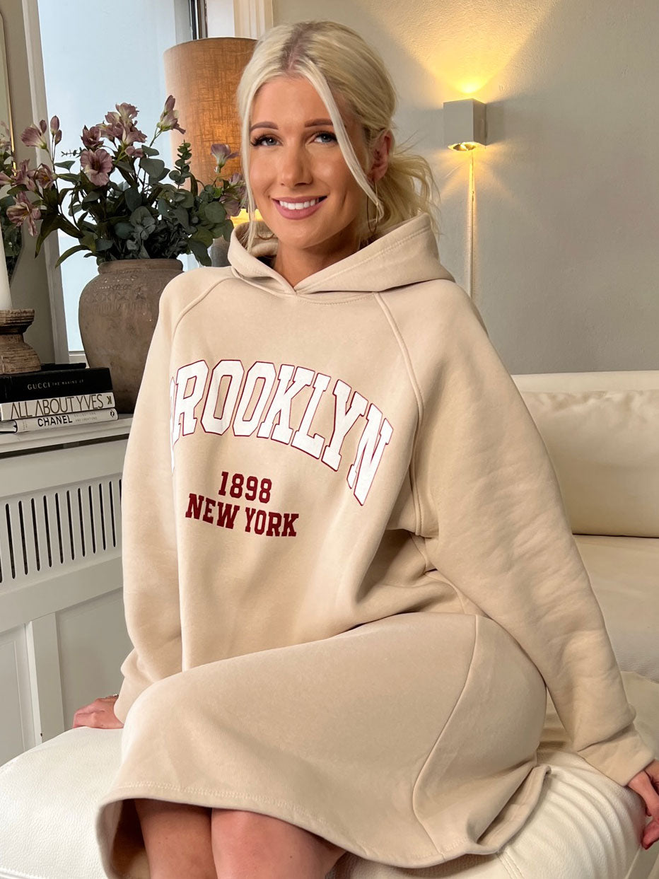 Adrianna - Hættetrøje-kjole med tekst foran